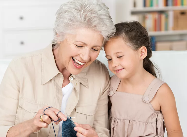Ältere Dame mit erfolgreicher audiosus Hörgeräteanpassung mit Enkelin